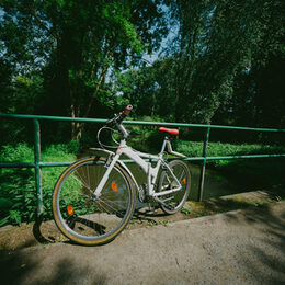 Fahrrad steht an einem Geländer