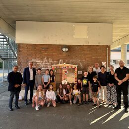 Gruppenfoto Eröffnung Bücherschrank