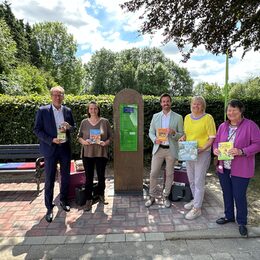 Volker Mießeler (Bürgermeister), Heike Bowles (Bücherpatin), Michael Kesternich (Westenergie), Elisabeth Hülsewig (Ortsbürgermeisterin Fliesteden), Hannelore Kunz (Bücherpatin)