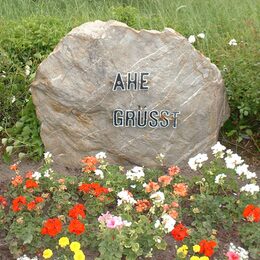 Stein mit Aufschrift "Ahe grüßt"