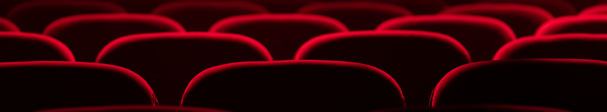 rote Sitze in einem Theater