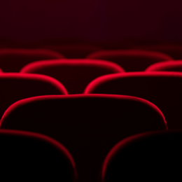 rote Sitze in einem Theater