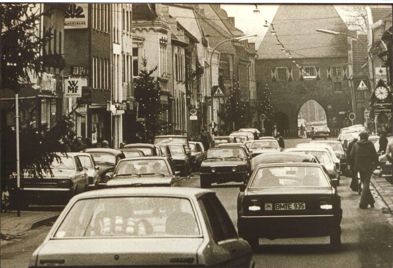 Historisches Bild aus Bergheim mit fahrenden Autos