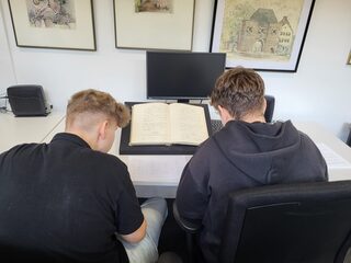 Zwei Schüler mit Archivdokumenten