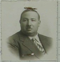 schwarz-weiß Fotografie eines Mannes im Anzug